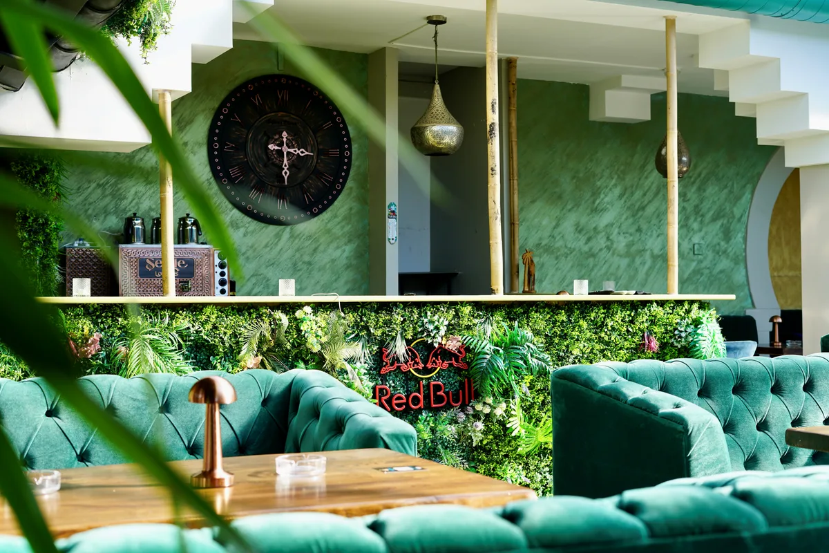 Man sieht die Bar in der Smoker Lounge der «Selale Lounges».